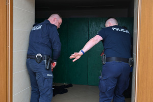 policjanci podczas eliminacji
