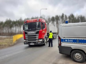 policjant kontroluje pojazd ciężarowy