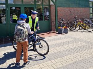 policjantka na spotkaniu z dziećmi