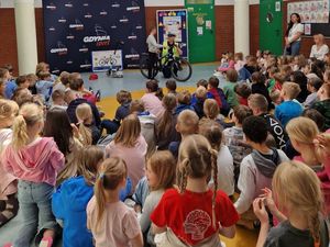 policjantka na spotkaniu z dziećmi