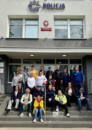 Policyjni przewodnicy psów służbowych  podczas spotkania z odwiedzającymi komendę