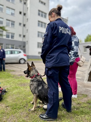 Policyjni przewodnicy psów służbowych  podczas spotkania z odwiedzającymi komendę