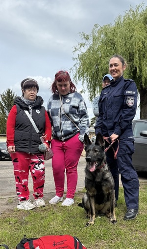 Policyjni przewodnicy psów służbowych  podczas spotkania z odwiedzającymi komendę