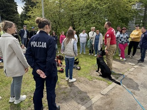 Policyjni przewodnicy psów służbowych  podczas spotkania z odwiedzającymi komendę