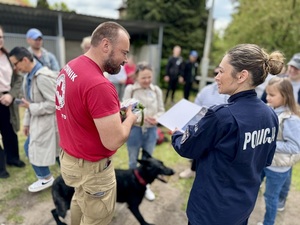 Policyjni przewodnicy psów służbowych  podczas spotkania z odwiedzającymi komendę