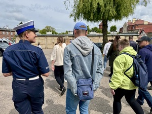 Policyjni przewodnicy psów służbowych  podczas spotkania z odwiedzającymi komendę