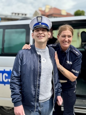 Policyjni przewodnicy psów służbowych  podczas spotkania z odwiedzającymi komendę