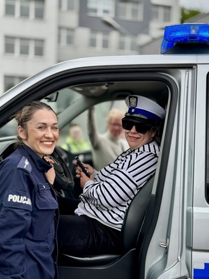 Policyjni przewodnicy psów służbowych  podczas spotkania z odwiedzającymi komendę