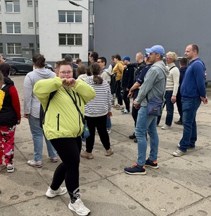 Policyjni przewodnicy psów służbowych  podczas spotkania z odwiedzającymi komendę