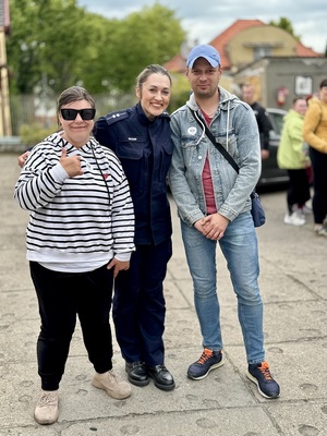 Policyjni przewodnicy psów służbowych  podczas spotkania z odwiedzającymi komendę