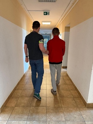 policjant z zatrzymanym