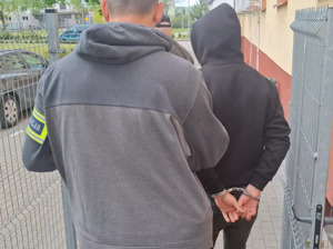 policjanci i zatrzymani z narkotykami