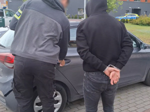 policjanci i zatrzymani z narkotykami