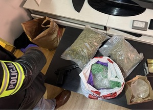 policjanci i zatrzymani z narkotykami