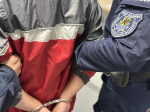 Policjanci z zatrzymanym