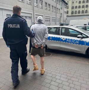 policjant z zatrzymaną