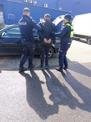 policjanci z zatrzymanym