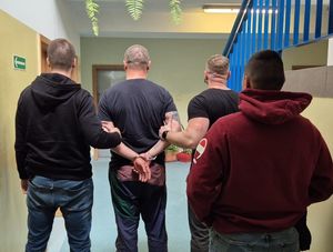 policjanci z zatrzymanym i rower