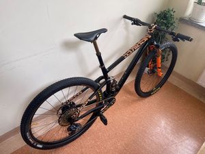 policjanci z zatrzymanym i rower