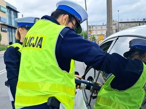 Policjantki kontrolowały pojazdy – sprawdzały przejrzystość szyb