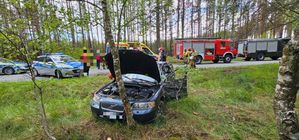 policjanci na miejscu zdarzenia drogowego