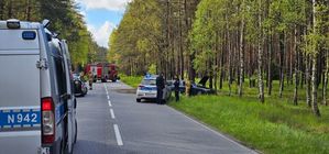 policjanci na miejscu zdarzenia drogowego