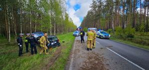 policjanci na miejscu zdarzenia drogowego