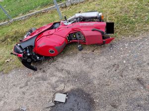 policjanci na miejscu i zabezpieczany motocykl