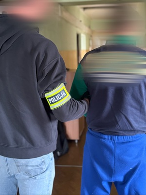 policjanci z zatrzymanym i narkotyki