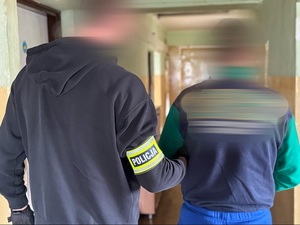 policjanci z zatrzymanym i narkotyki