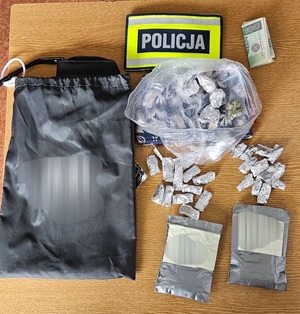 policjanci z zatrzymanym i narkotyki