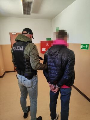 policjant z zatrzymanym