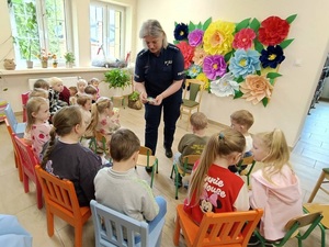 policjanta z dziećmi