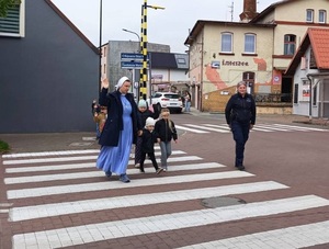 policjanta z dziećmi