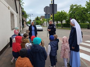 policjanta z dziećmi