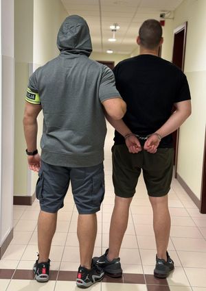 policjanci prowadzą zatrzymanych