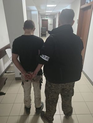 policjanci prowadzą zatrzymanych