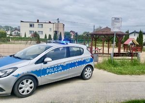 zdjęcie poglądowe - radiowóz w okolicy placu zabaw