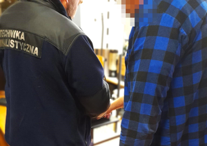policjant podczas czynności z zatrzymanym