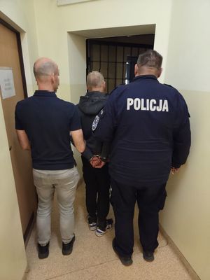 policjanci z zatrzymanym i zabezpieczone narkotyki