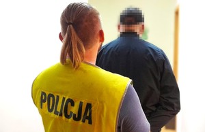 policjant z zatrzymanym