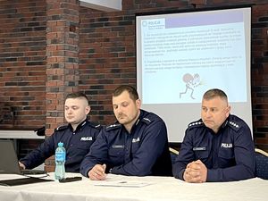 policjanci podczas debaty społecznej