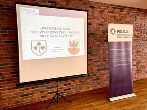 policjanci podczas debaty społecznej