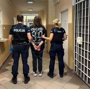 policjanci z zatrzymanym za posiadanie narkotyków i zabezpieczone środki