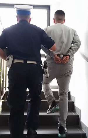 policjant z zatrzymanym