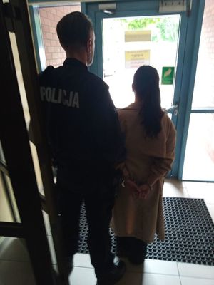 policjant z zatrzymaną