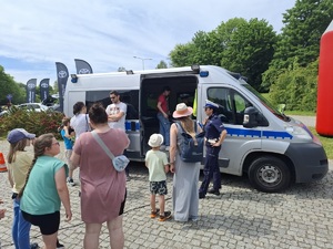 Policjanci rozmawiają o bezpieczeństwie podczas imprez z okazji Dnia Dziecka