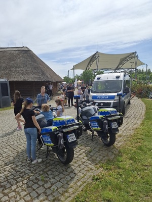 Policjanci rozmawiają o bezpieczeństwie podczas imprez z okazji Dnia Dziecka