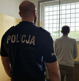 policjant z zatrzymanym