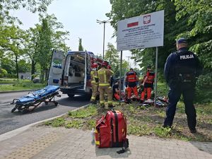 praca służb na miejscu wypadku